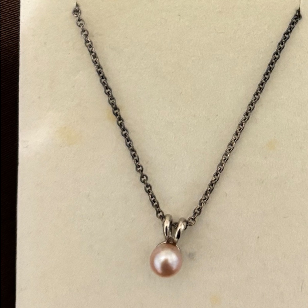 Silver necklace with pearl